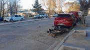 Fuerte choque en Centenario: un joven fue hospitalizado tras impactar contra un auto estacionado