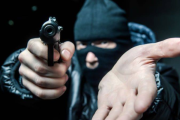 Amenazó con un arma de fuego a una comerciante de 63 años para robarle el celular