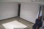 Ladrones rompen la puerta de un departamento a patadas y se roban todo