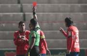 Un severo Ivo Méndez expulsa a dos jugadores a la vez de Wilster