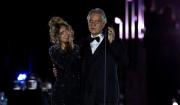 Karol G con Andrea Bocelli brillaron en el Vaticano