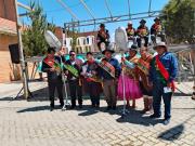 Subalcalde del Distrito 12 participa del aniversario de cinco urbanizaciones y entrega luminarias