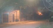 Incendio en una propiedad amenazó a casas próximas por la zona del Cambódromo