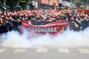 Mineros asalariados marchan en contra de tomas ilegales de yacimientos en el país