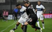 Los jugadores reclamaron falta en el gol de Riestra