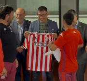 Sergio “Maravilla” Martínez dio una charla motivacional en Tucumán y posó con la camiseta de San Martín