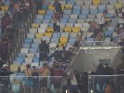 Otra vez violencia en Brasil contras los hinchas argentinos: palazos y gases de la Policía contra los fanáticos de Lanús vs Fluminense