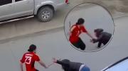 Golpeó a una mujer con un palo y quedó  filmado