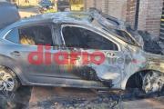 Un auto se incendió en la entrada de su casa: se salvaron de milagro