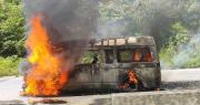 Mujer resulta herida luego de que el minibús en el que viajaba se incendiara; el conductor huyó