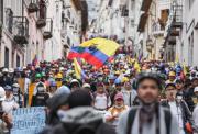 Un convoy humanitario liderado por el presidente ecuatoriano es atacado por manifestantes