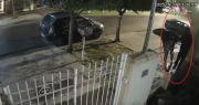 Video: “trepadores” se metieron a una casa de Los Hornos y escaparon por la vereda como si nada