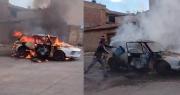Video: Usando baldes, vecinos apagaron el incendio de un vehículo en plena calle en Cochabamba