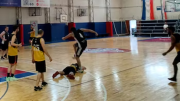 Violencia en un partido de básquet amateur: codazo en la nuca y pisotón en la cabeza