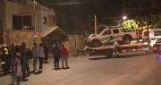 Patrulla policial impacta contra el muro de una vivienda y causa serios daños