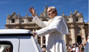 El papa León XIV calificó de “realista” el plan de Trump para Gaza e instó al grupo terrorista Hamas a que acepte la prop