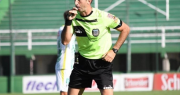 La polémica dupla arbitral que estará en el partido de Estudiantes contra Barracas Central