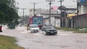 Fuerte lluvia anega calles y deja a varios barrios sin luz