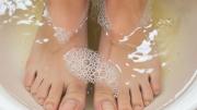 Qué significa colocar los pies en agua con un chorro de vinagre