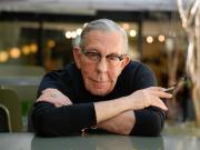 Juan Gatti, el artista argentino que diseñó los mejores discos del rock nacional y es aliado inseparable de Pedro Almodóvar