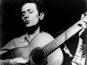 Woody Guthrie, el ídolo de Bob Dylan y Joan Baez que pasó sus últimos once años de vida en psiquiátricos