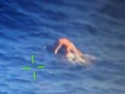 Naufragó con su moto acuática y sobrevivió 36 horas a la deriva en altamar: el video del milagroso rescate