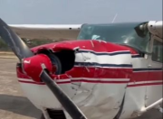 Dos avionetas chocan en pleno vuelo y una de ellas pierde el control y caen en campo abierto
