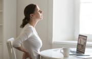 Ejercicios recomendados por fisioterapeutas para aliviar el dolor cervical en la oficina