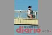 Un joven evitó que una mujer se arrojara del puente peatonal de barrio Saint Germes
