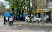 Un choque en 13 y 32 en La Plata dejó un vehículo sobre la vereda y tres heridos