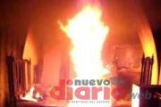 Pánico por el voraz incendio de una casa: el fuego destruyó todo