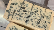 Cuál es la diferencia entre el queso roquefort y el queso azul