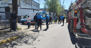 Un operario cayó desde un camión en Berisso, golpeó contra el asfalto y se salvó de milagro