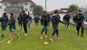 La selección da la bienvenida a Timorán en su primera práctica en Turquía