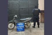 Recuperan una motocicleta sustraída en Villa Gasta