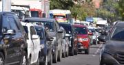 Filas por diésel y gasolina, conductores en el eje central buscan abastecer sus vehículos