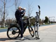Un supermercado lanzó a la venta el primer robot humanoide con precio mucho más bajo de lo que se preveía