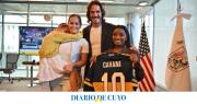 Cavani le regaló la camiseta de Boca a Simone Biles