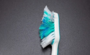 Tu cepillo de dientes está sucio y no lo sabés: cómo limpiarlos para que siempre estén limpios