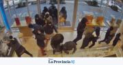 Video: 25 encapuchados robaron una joyería y se llevaron un millón de dólares