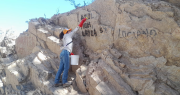 Chau grafitis: comenzaron a limpiar las paredes rocosas en el Parque Quebrada de Zonda
