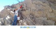 Realizan la limpieza de grafitis sobre la montaña en la Quebrada de Zonda