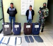 FELCN descubre láminas con pasta base de cocaína ocultas en maletas