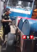 Denuncian carga de combustible en turriles en medio de escasez (video)