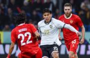 Bolivia sufre en defensa y recibe dos goles en el primer tiempo
