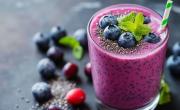 Verano 2026: receta de smoothie refrescante de frutos rojos, aporta 17 gramos de proteína y queda delicioso