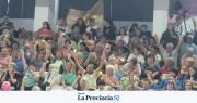Bombos, silbatos y cánticos: así alentaron las hinchadas a las candidatas a Reina del Adulto Mayor