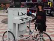 Piano Bike Girl: la artista callejera que recorre las calles con un particular vehículo
