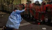 Un muerto y más de 100 heridos en protesta en Lima