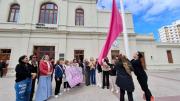 Se izó la bandera rosa, símbolo de la lucha contra el cáncer de mamas